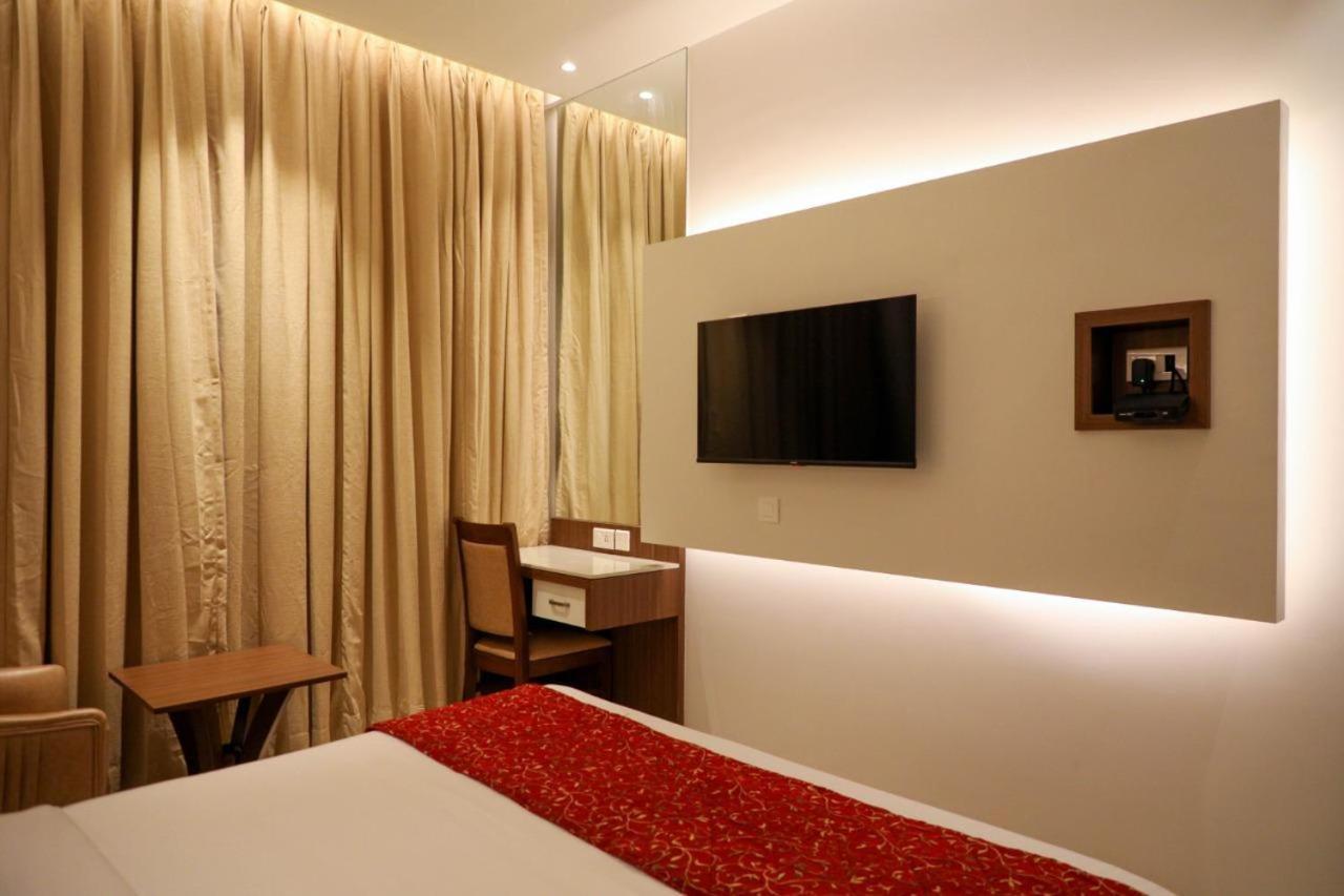 Hotel Gurudev Grand Kalyān Exterior foto